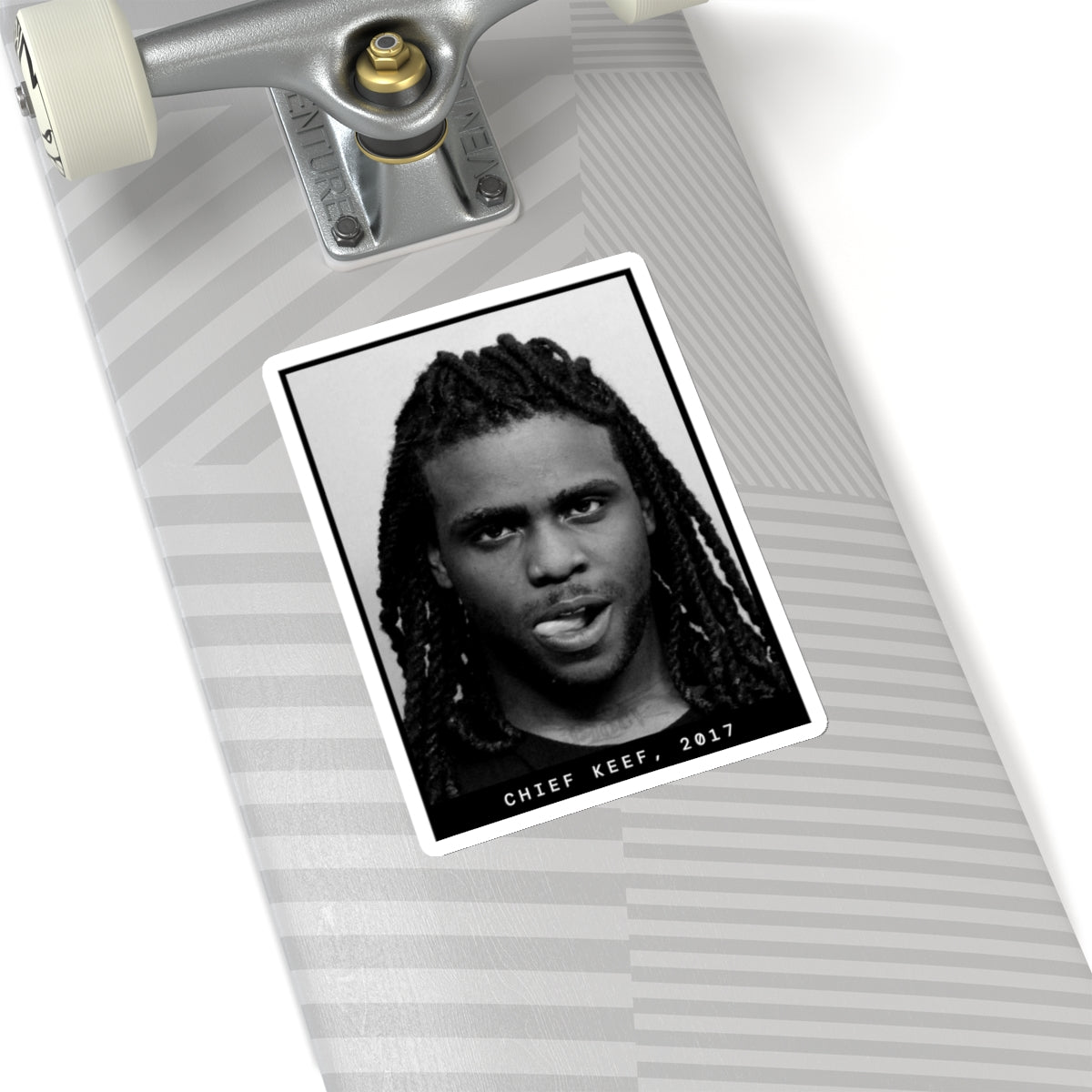 Pegatina con foto policial del rapero Chief Keef, 2017