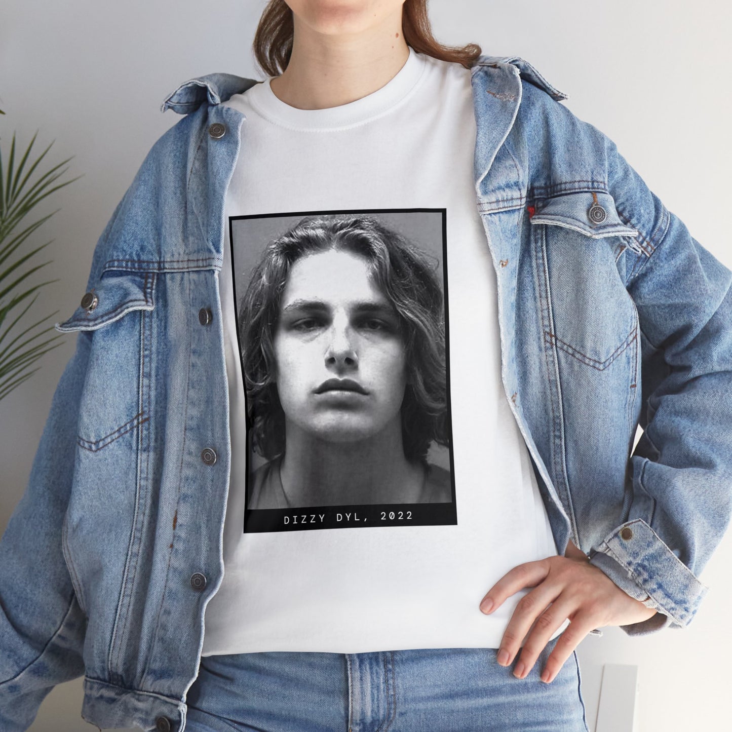 Dizzy Dyl, camiseta con foto policial de influencer de 2022