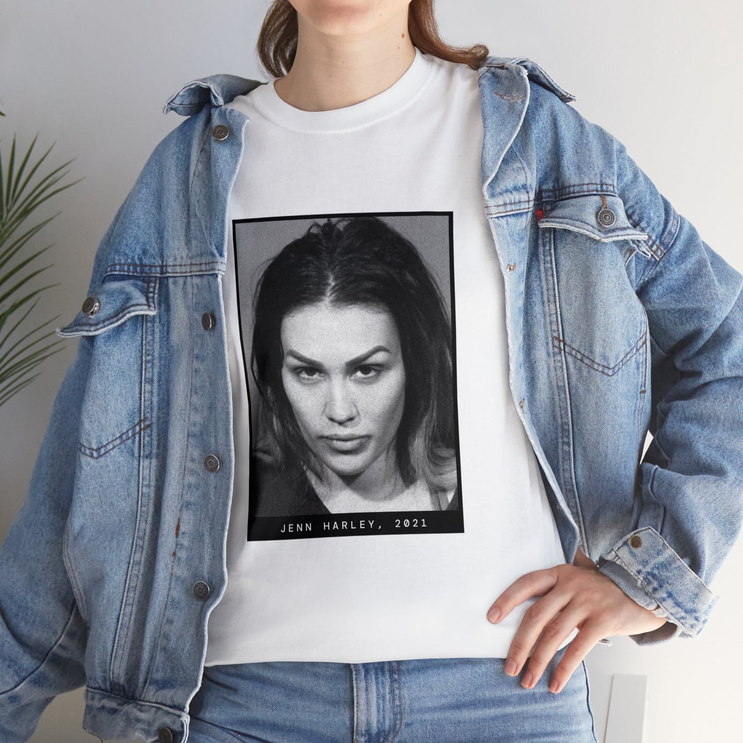 Camiseta con foto policial de la influencer Jenn Harley de 2021