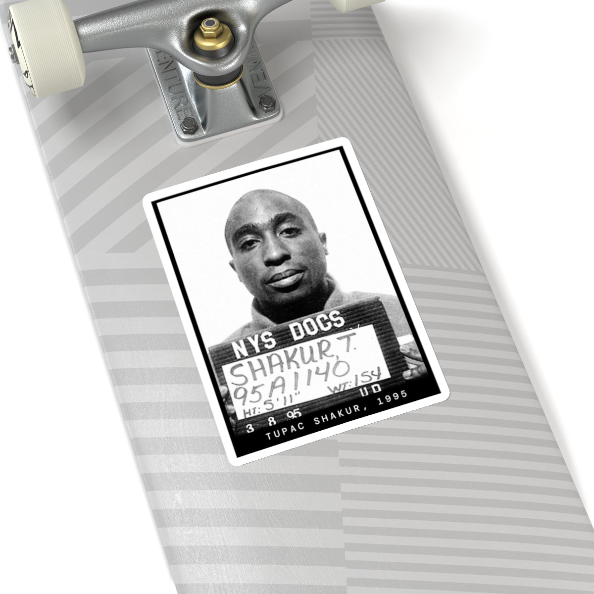 Pegatina con foto policial del rapero Tupac Shakur de 1995