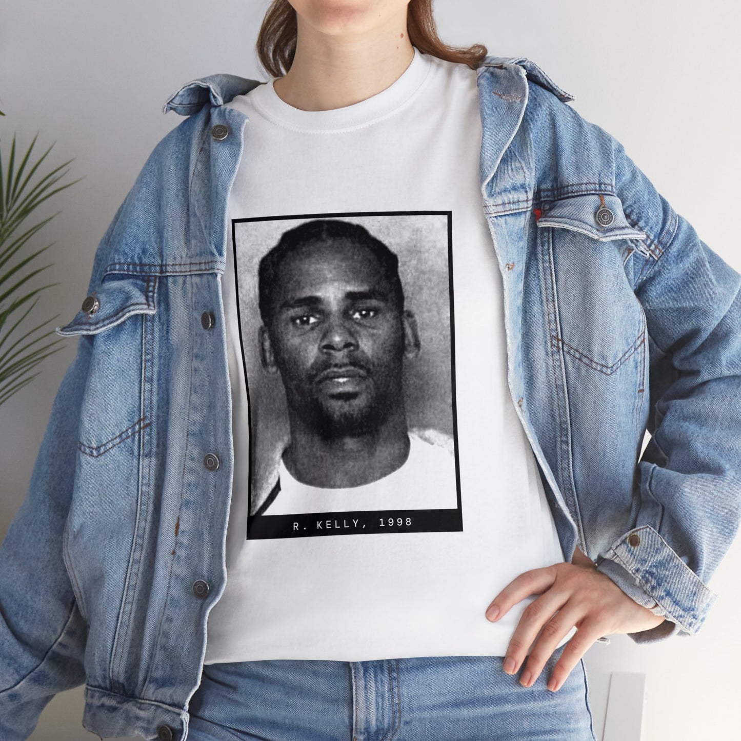 R. Kelly, camiseta con foto policial de 1998