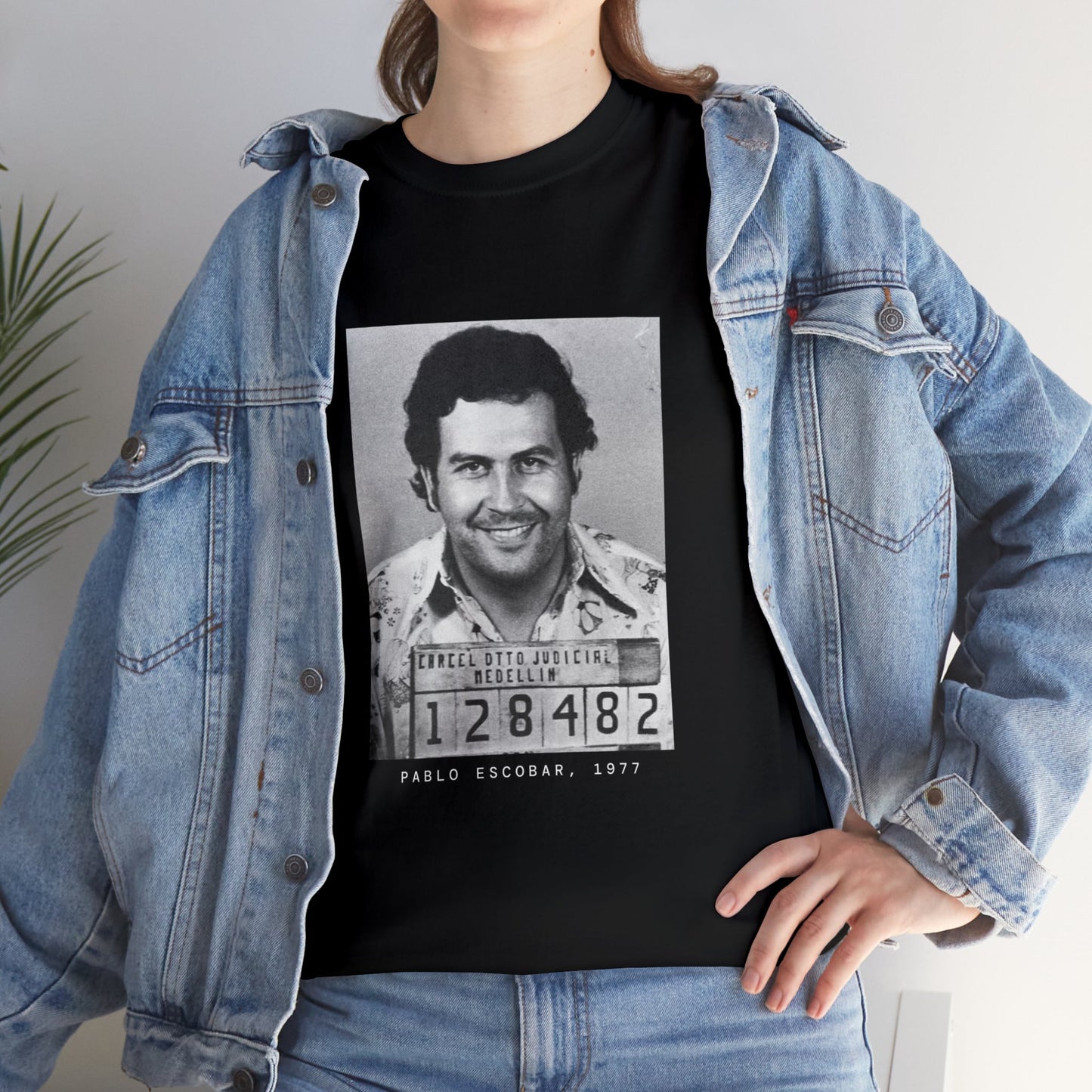 Camiseta con foto policial de Pablo Escobar, 1977