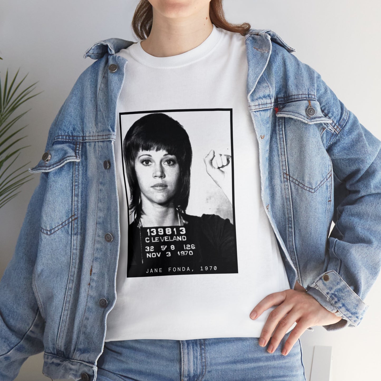 Camiseta con foto policial de activista de Jane Fonda, 1970