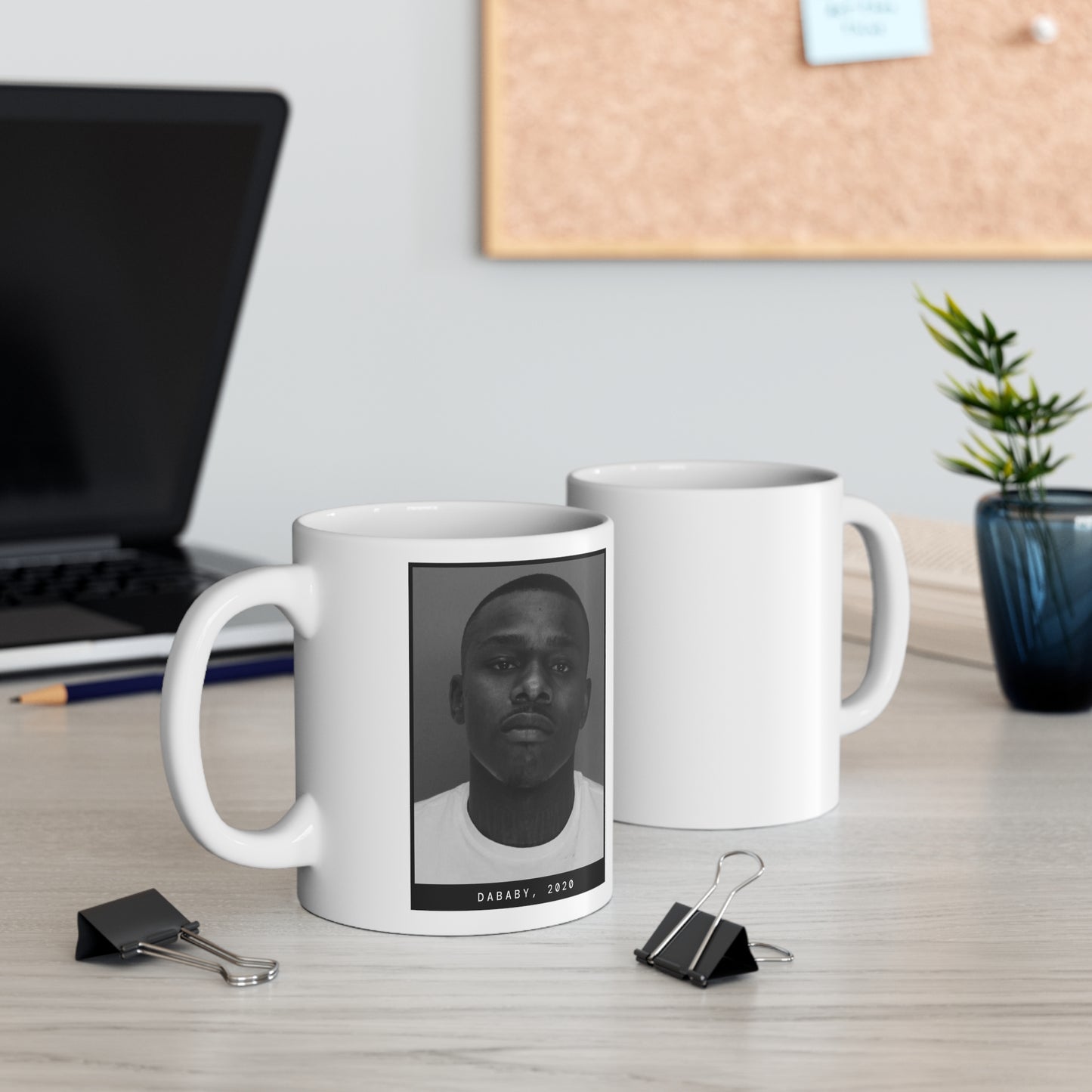 Taza con foto policial del rapero DaBaby de 2020