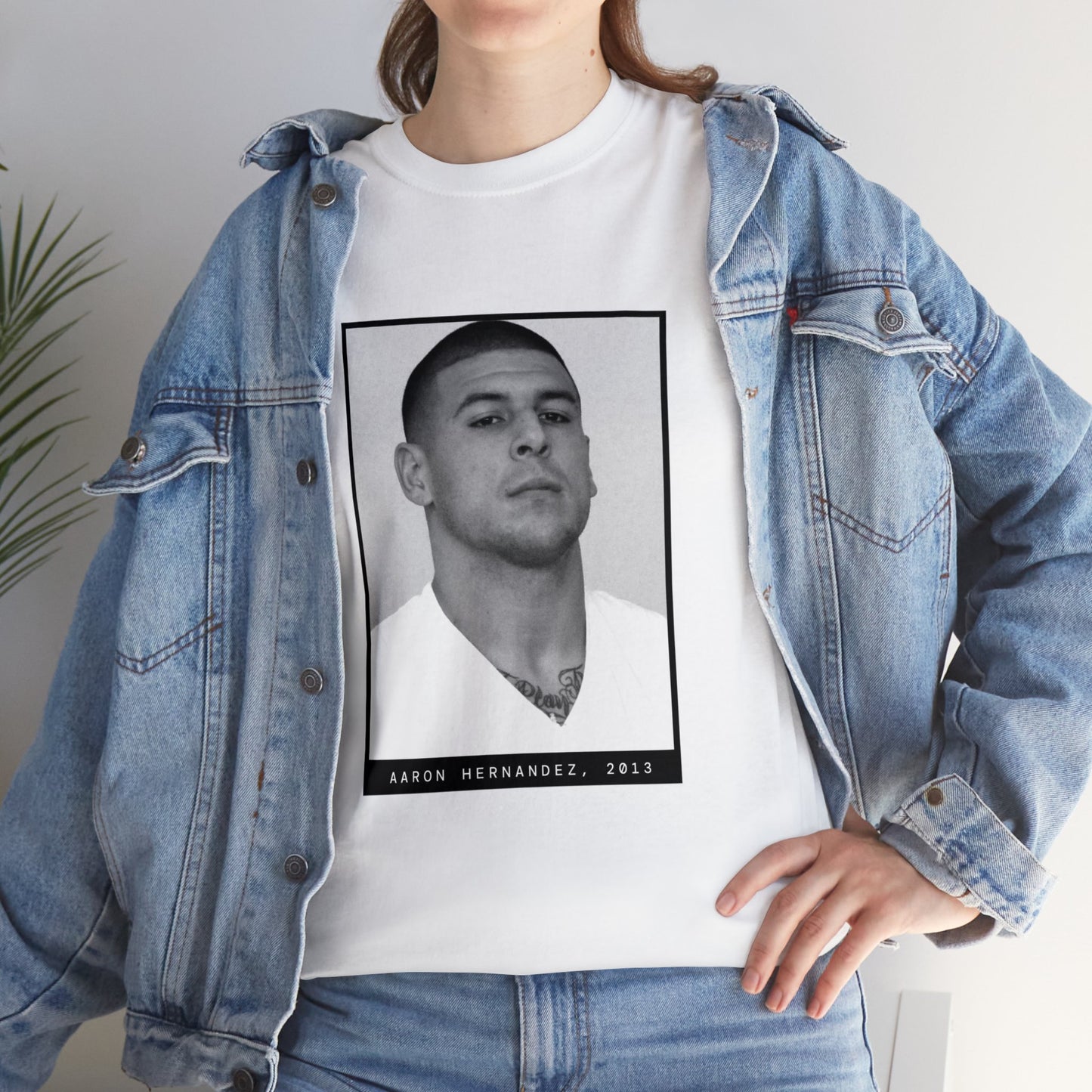 Aaron Hernandez, camiseta con foto policial de 2013