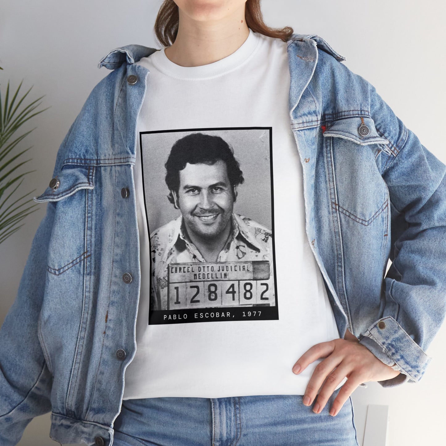 Camiseta con foto policial de Pablo Escobar, 1977