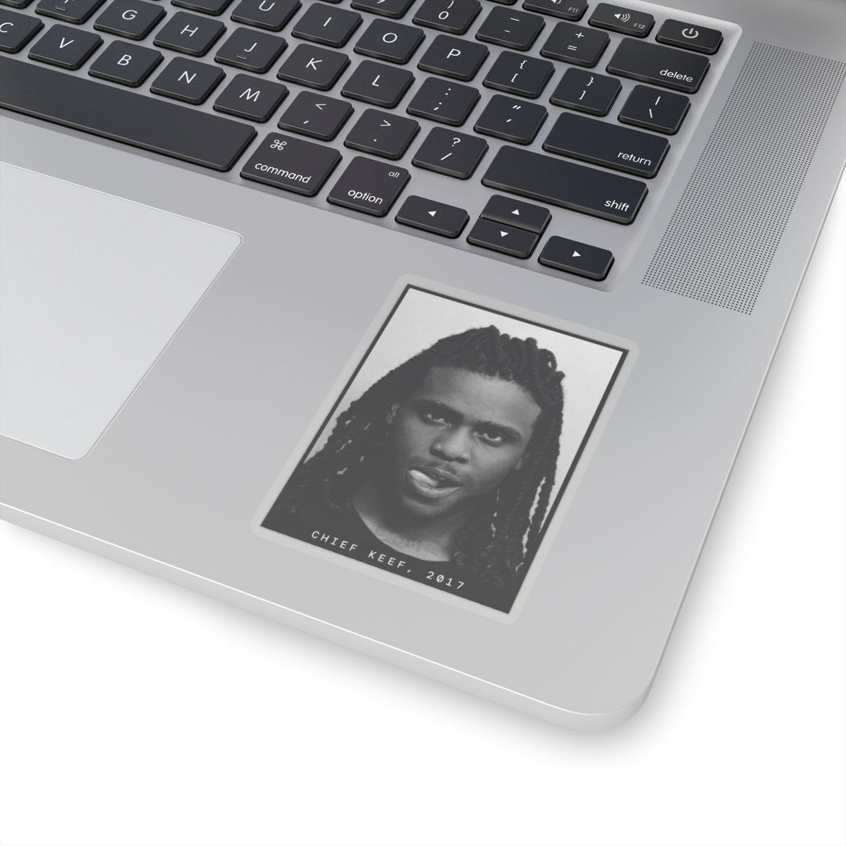 Pegatina con foto policial del rapero Chief Keef, 2017