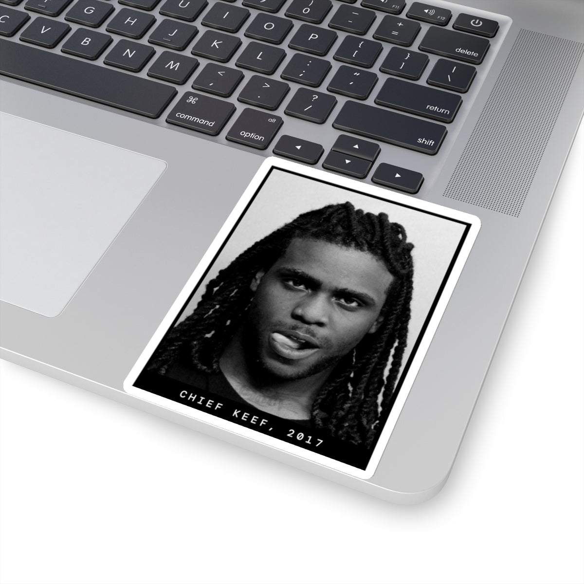 Pegatina con foto policial del rapero Chief Keef, 2017