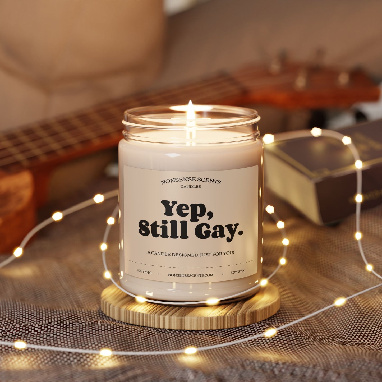 Sí, sigo siendo gay. - Vela perfumada de regalo divertida de Nonsense Scents