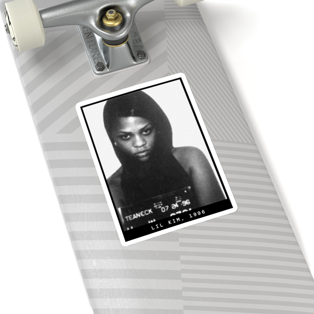 Pegatina con foto policial del rapero Lil Kim de 1996
