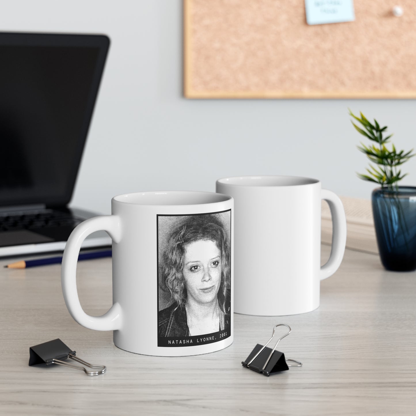 Taza con foto policial de una celebridad de Natasha Lyonne, 2001