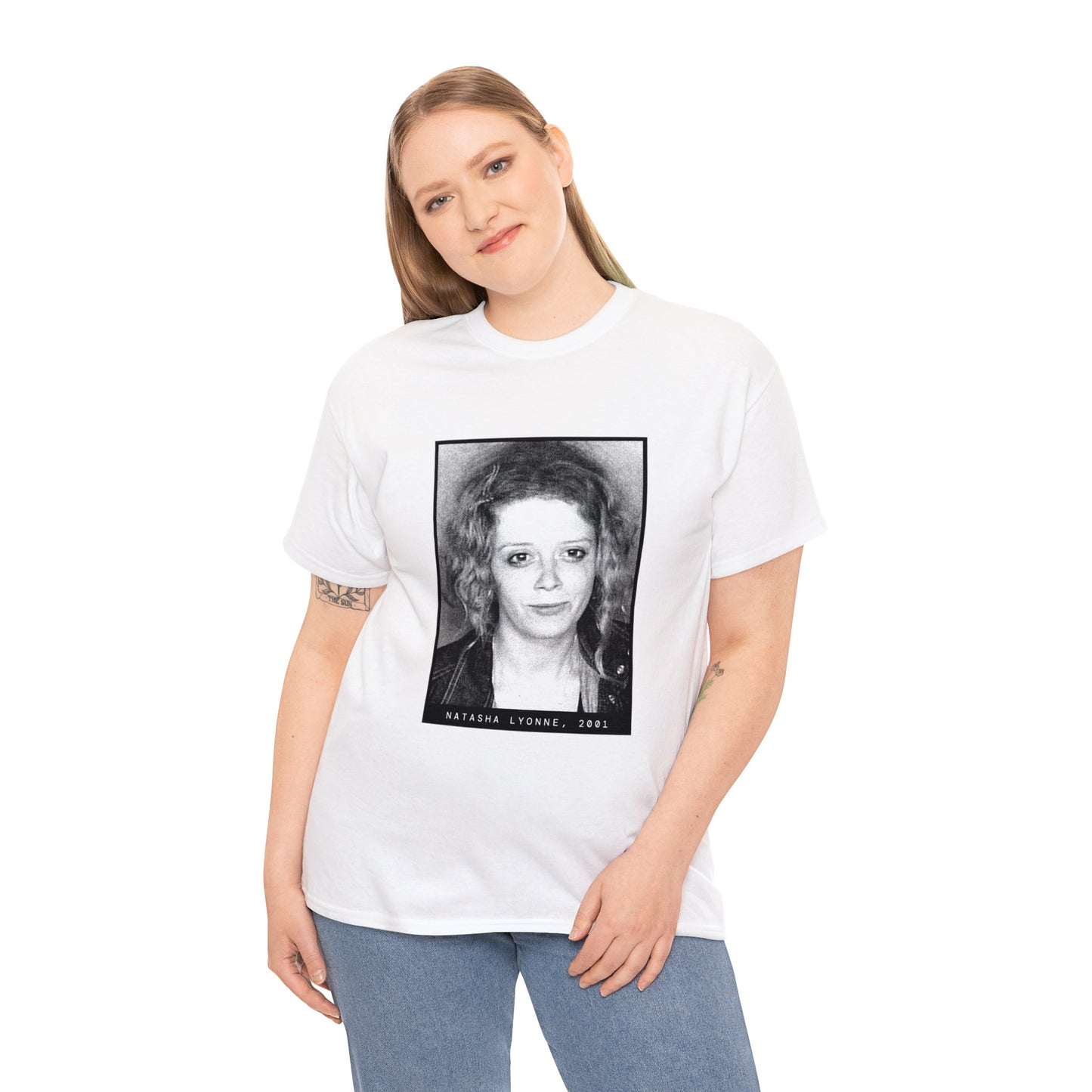 Camiseta con foto policial de una celebridad de 2001, Natasha Lyonne