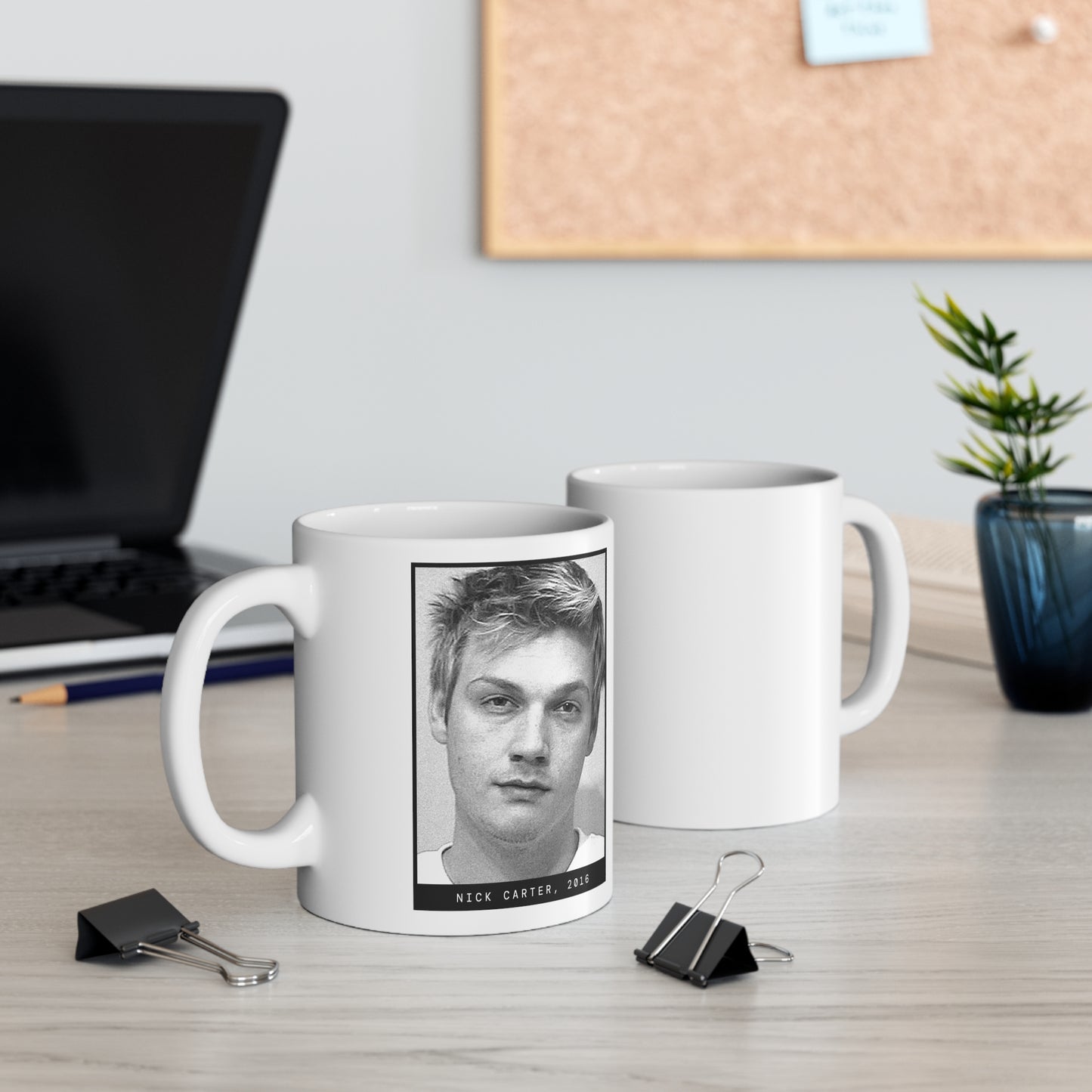 Taza con foto policial del cantante Nick Carter, 2016