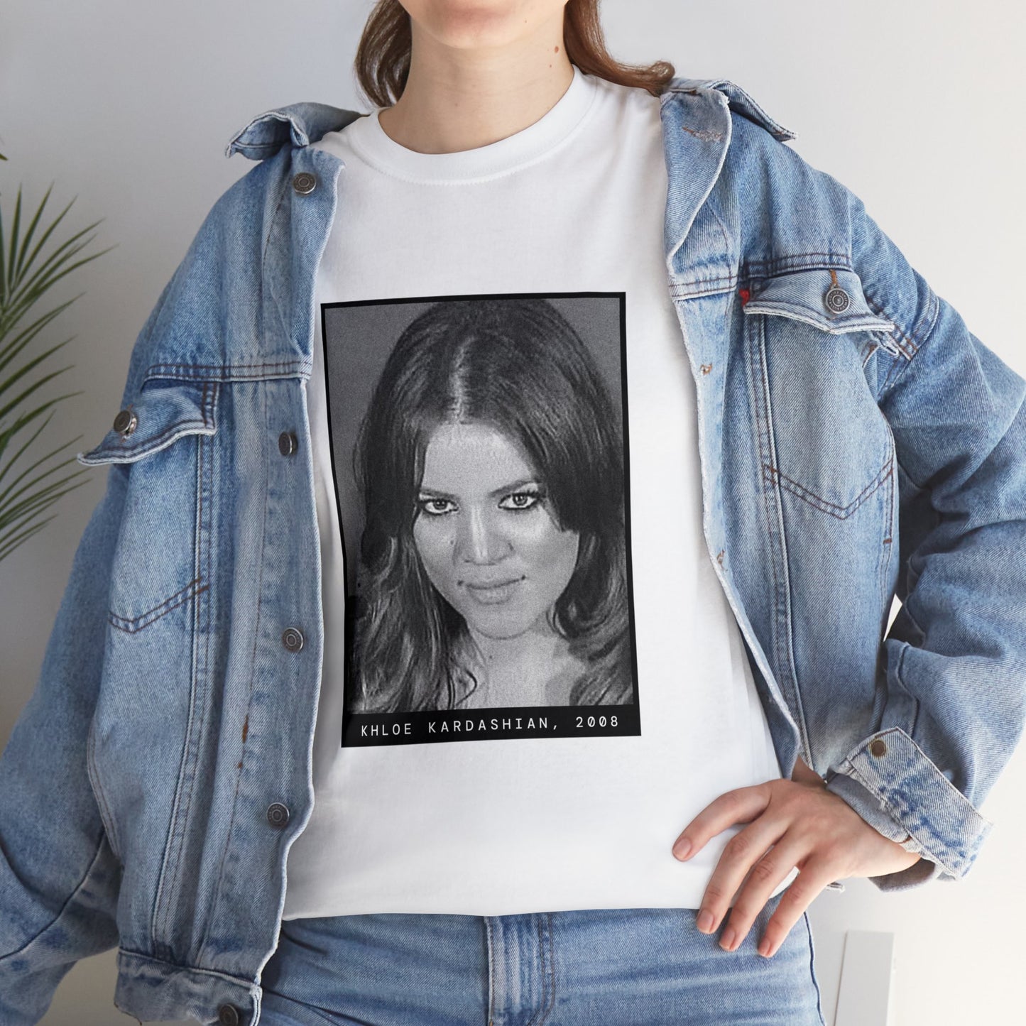 Camiseta con foto policial de Khloe Kardashian, 2008