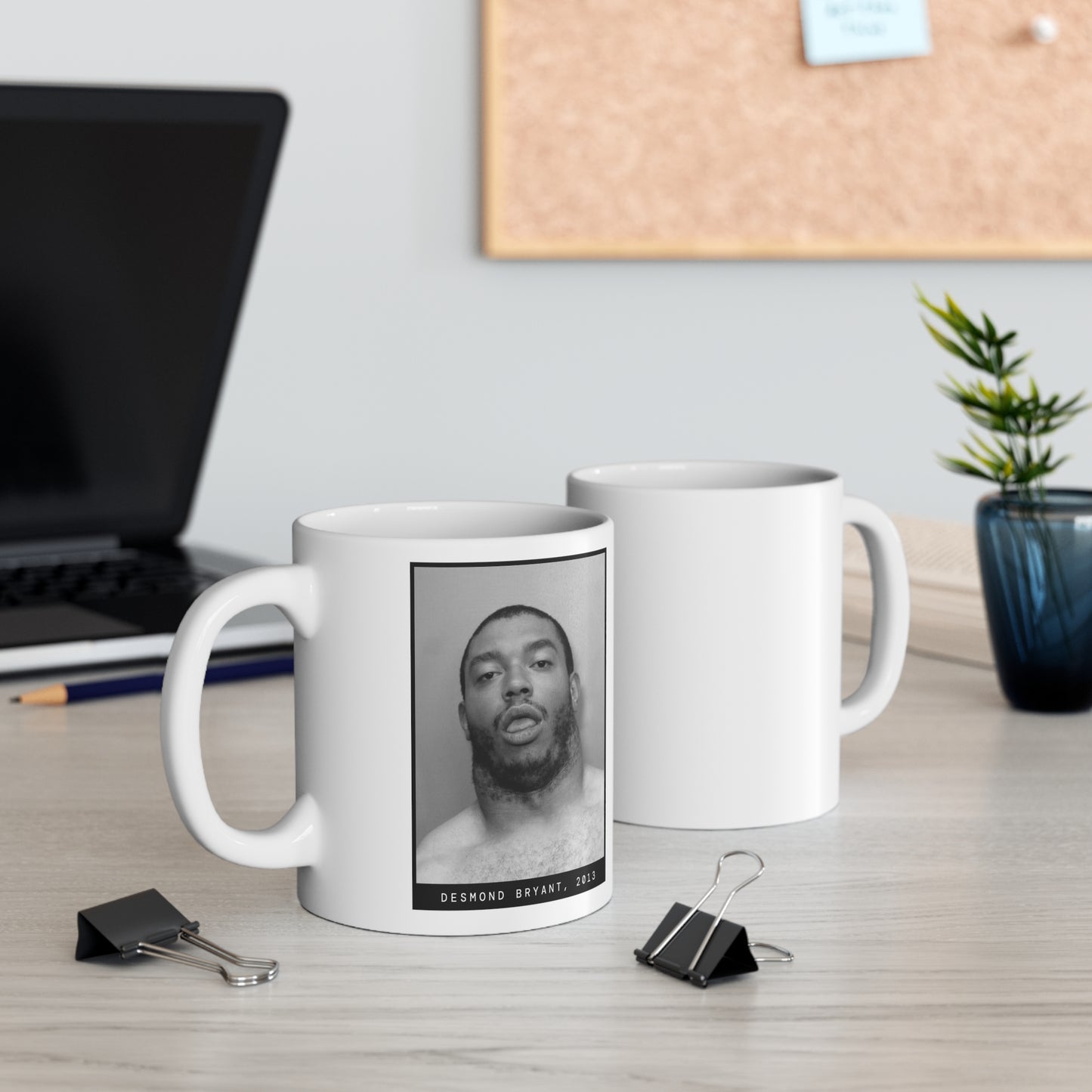 Taza con foto policial del deportista Desmond Bryant en 2013