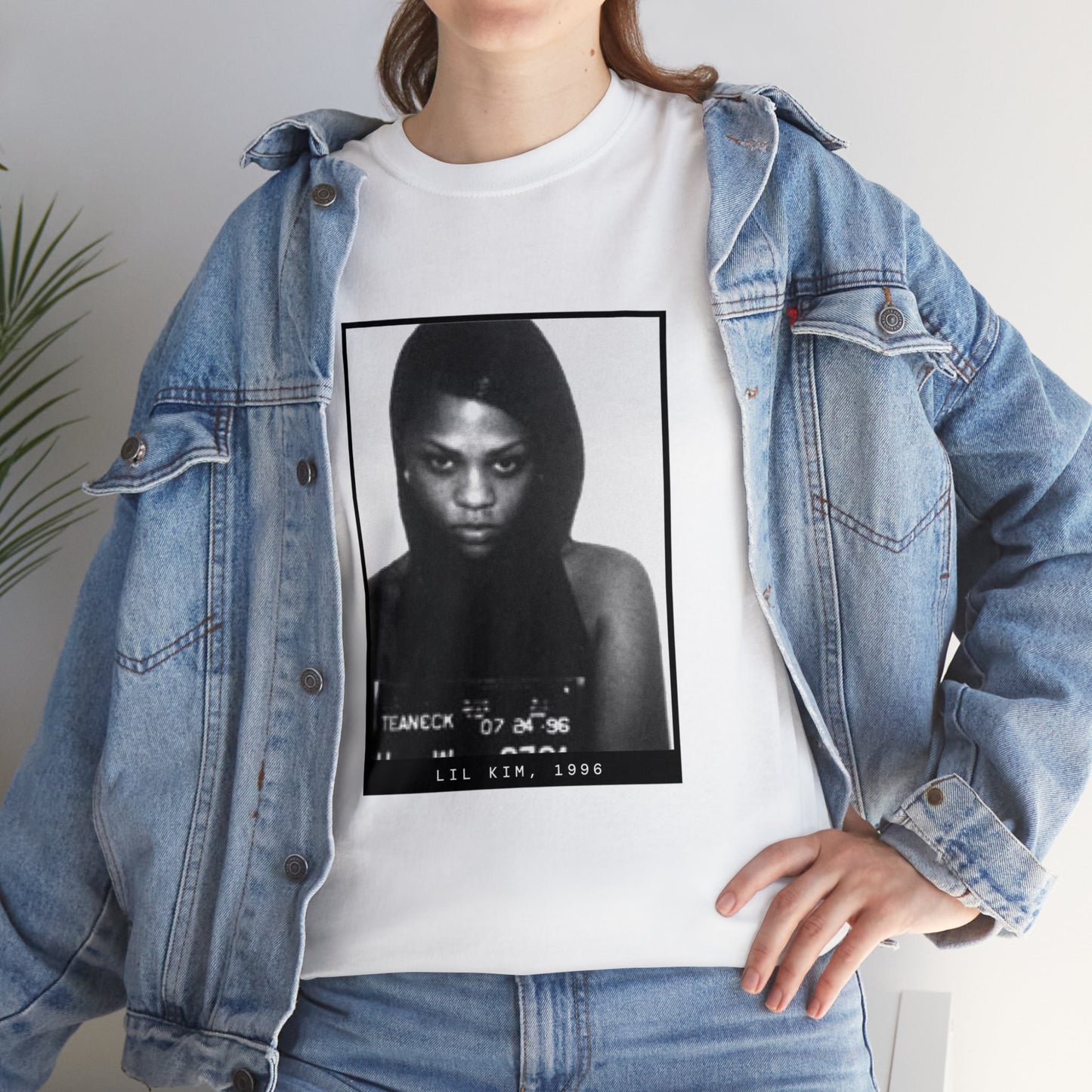 Camiseta con foto policial del rapero Lil Kim de 1996