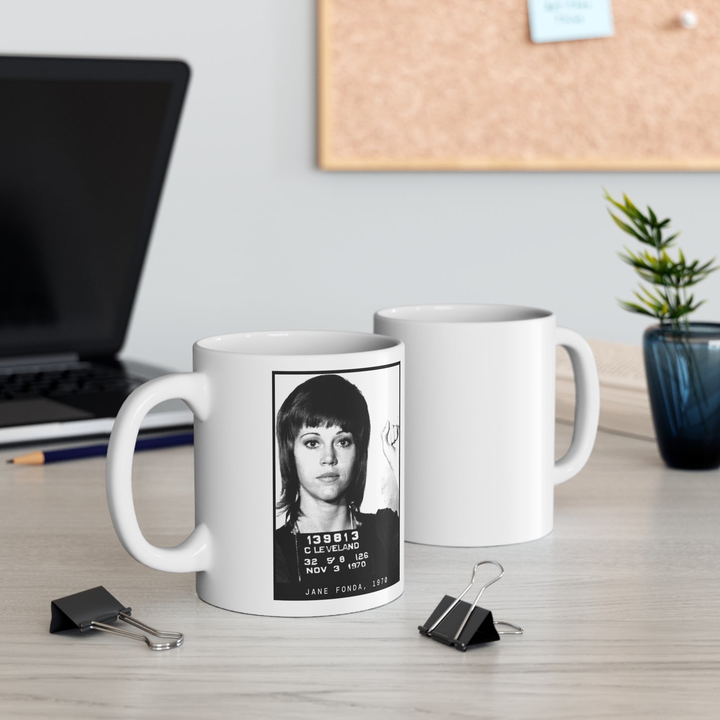 Taza con foto policial de activista de Jane Fonda, 1970