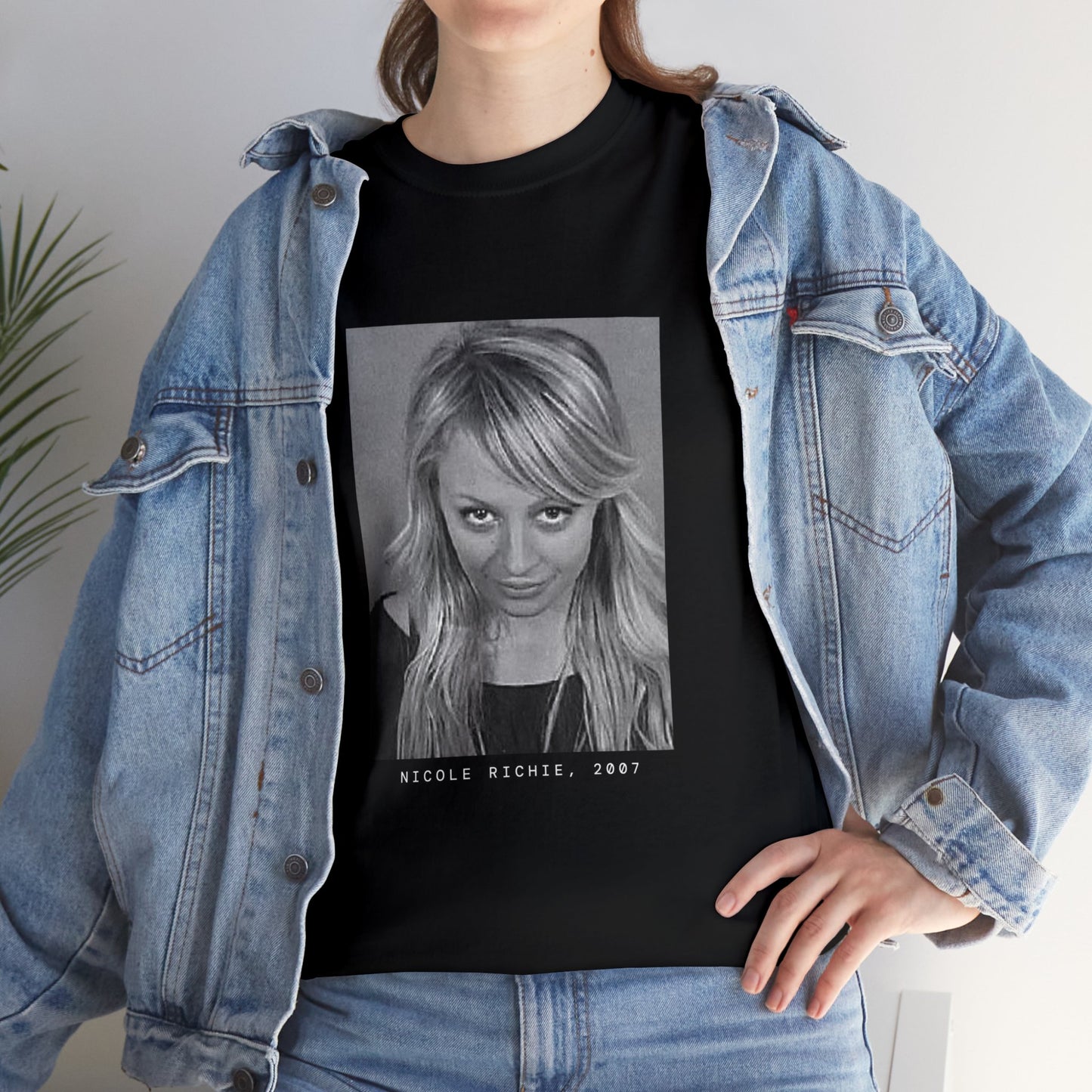 Camiseta con foto policial de una celebridad de Nicole Richie, 2007