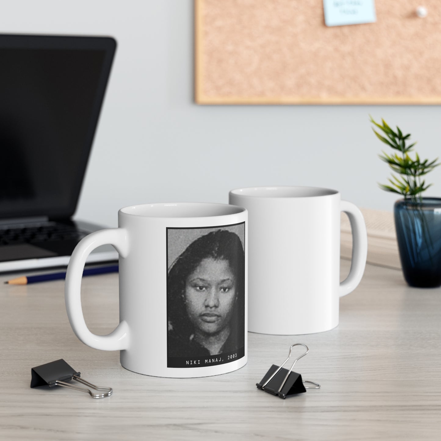 Taza con foto policial de Nicki Manaj, rapera femenina de 2003