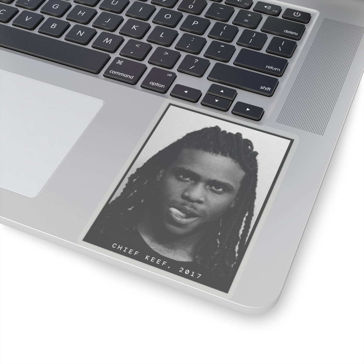 Pegatina con foto policial del rapero Chief Keef, 2017