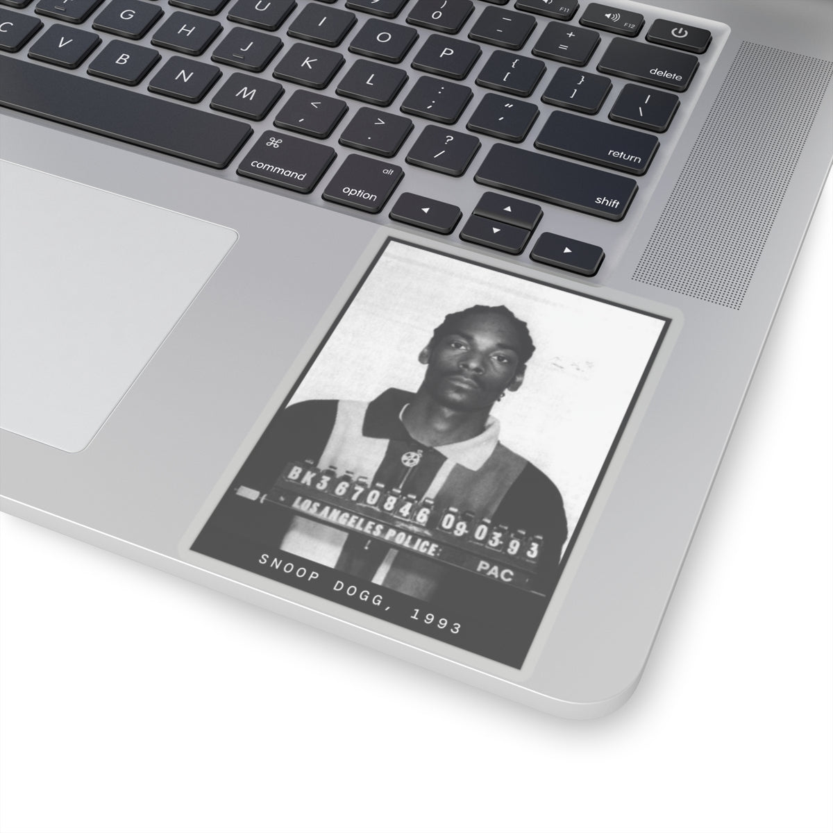 Pegatina con foto policial del rapero Snoop Dogg de 1993
