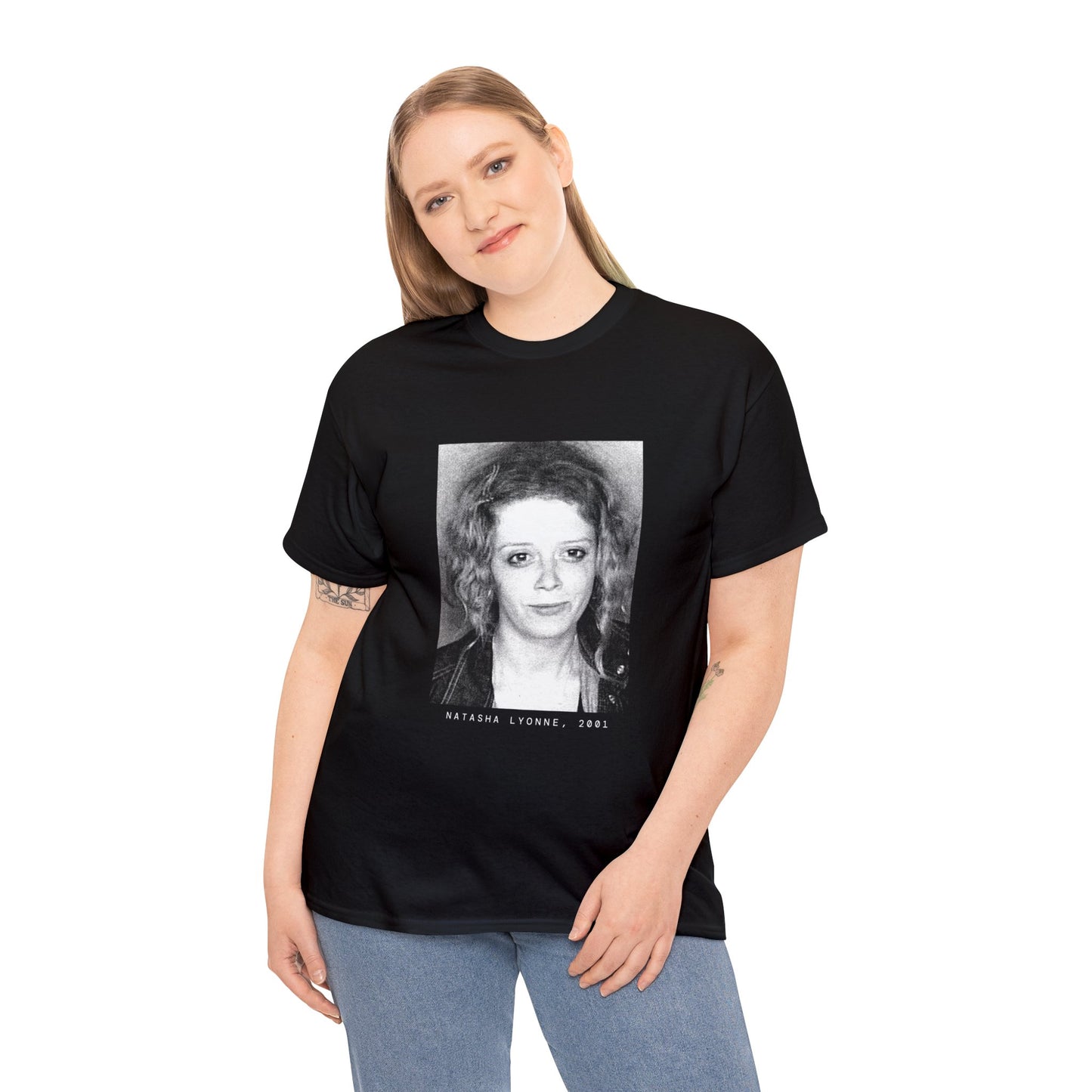 Camiseta con foto policial de una celebridad de 2001, Natasha Lyonne