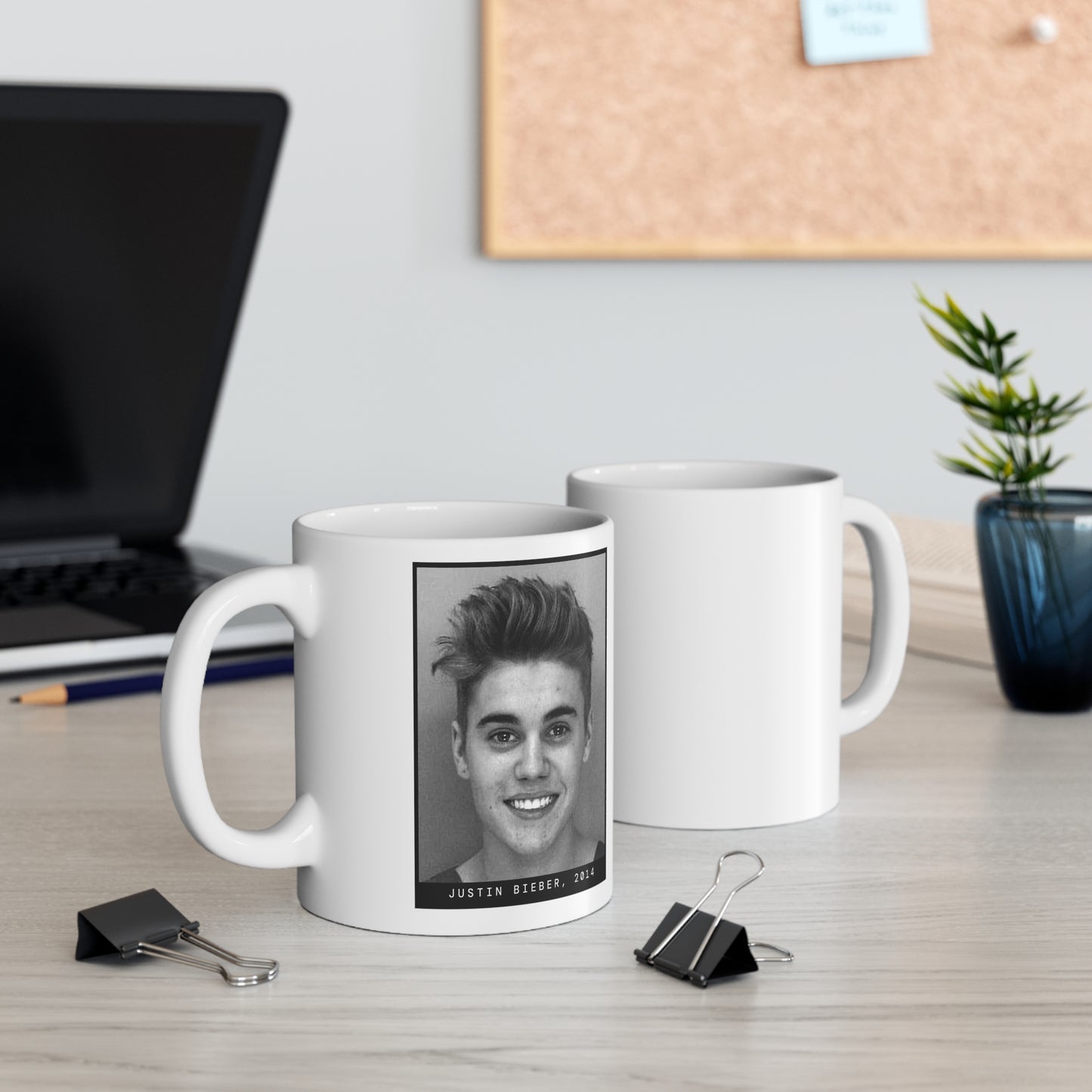 Taza con foto policial del cantante Justin Bieber, 2014