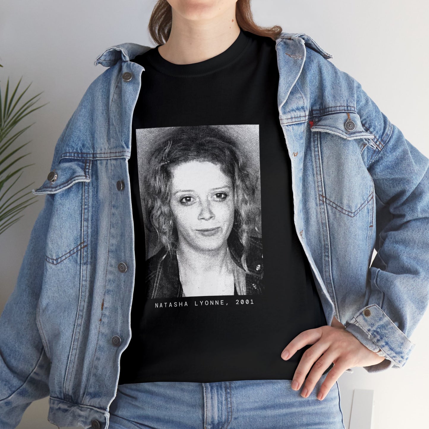 Camiseta con foto policial de una celebridad de 2001, Natasha Lyonne